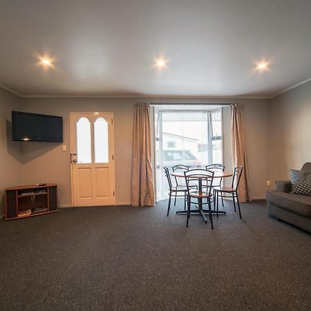 Coronation Park Motels Ashburton Extérieur photo