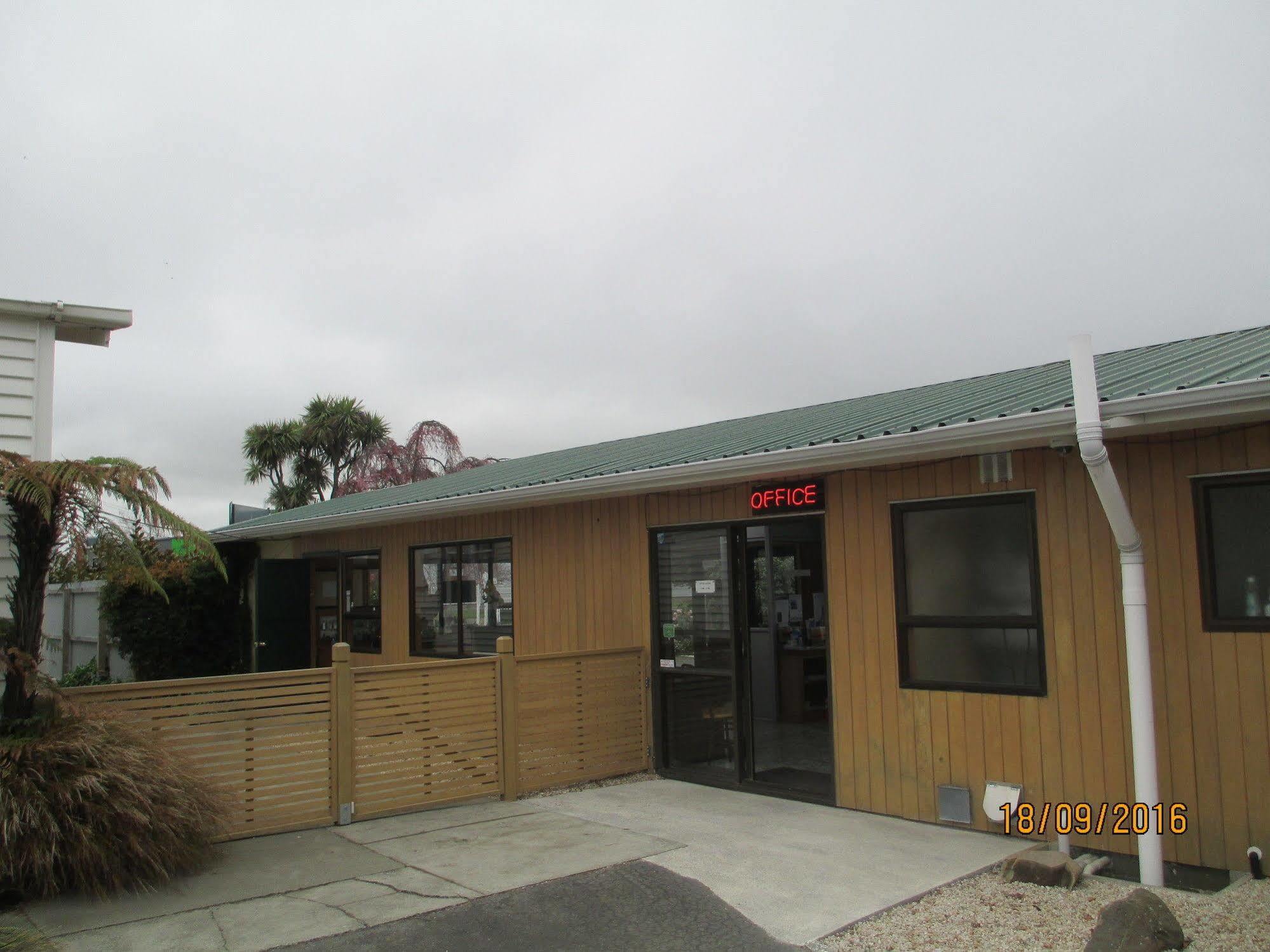 Coronation Park Motels Ashburton Extérieur photo